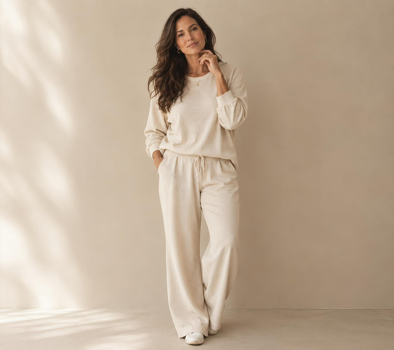 Mulher com conjunto leve em tom off white